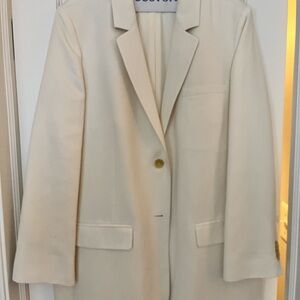 Everlane Cream Blazer Timeless Design